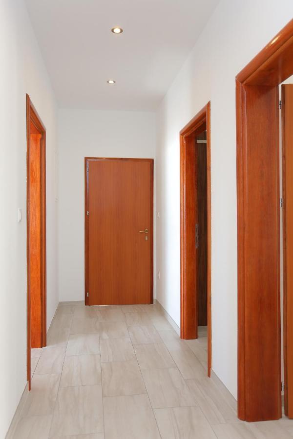 Apartments With A Parking Space Stanici, Omis - 17894 Bilik gambar